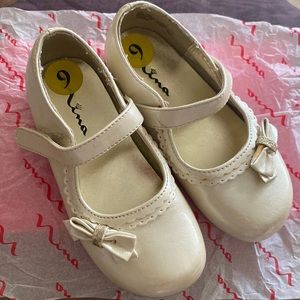 Girl’s EUC Nina’s dressy shoes size 7M.